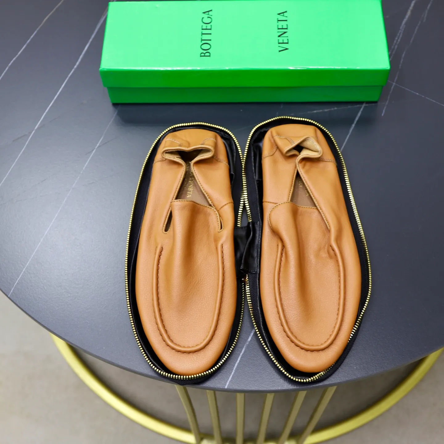 Ex-factory price: 462💰Calf lining【Bottega Veneta】BV classic men's wallet shoes. It is super convenient to carry when traveling. 👍It is made of imported soft calfskin, which is comfortable on the feet and has a luxurious cowhide lining inside. Original original rubber wear-resistant outsole. Matching code: 39-45